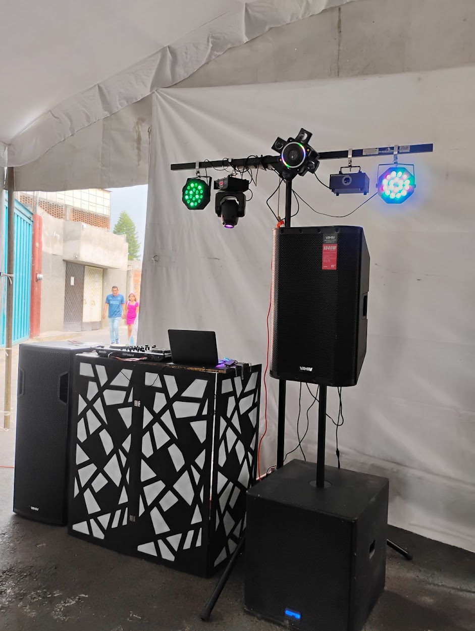 Fiesta con pista de baile llena