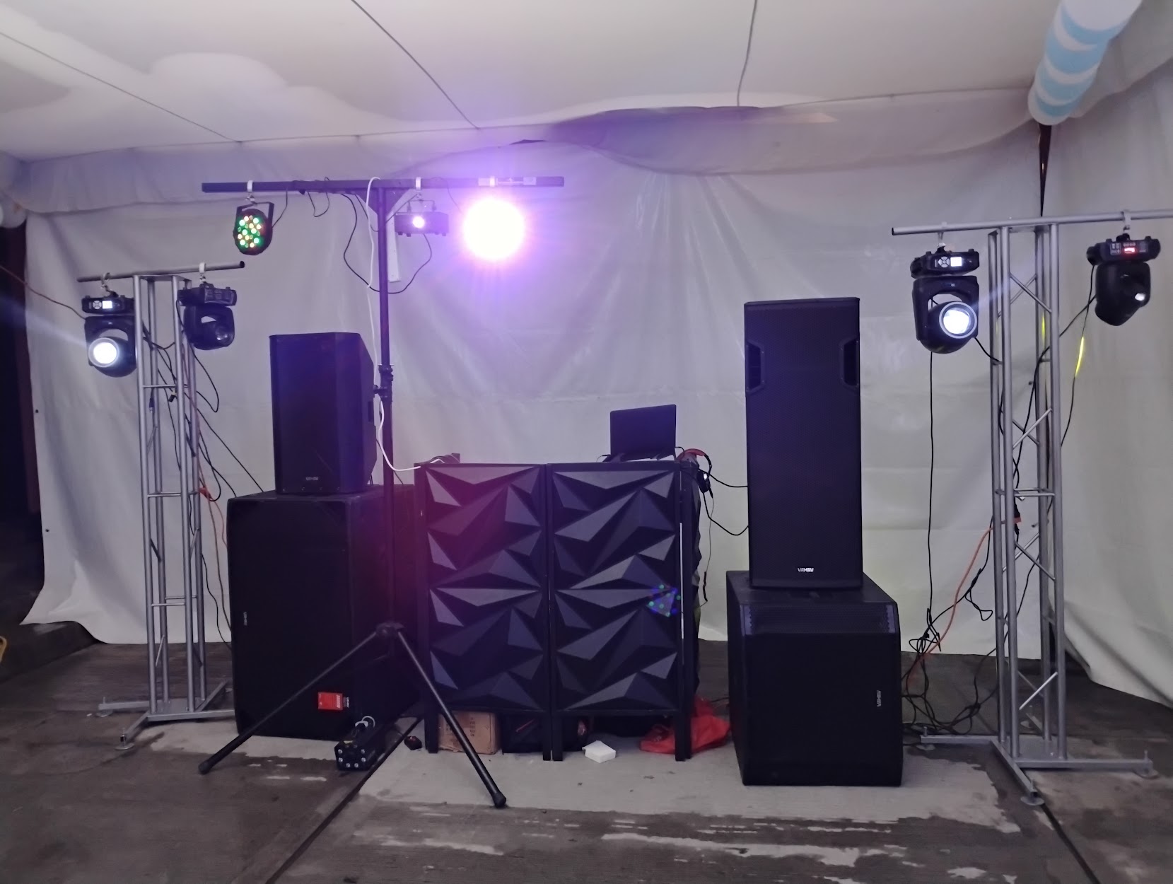 Iluminación y cabina DJ